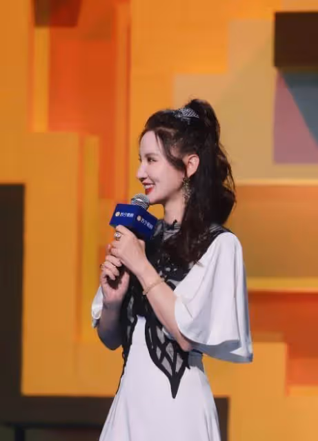 張萌毫無闊太架子，穿荷葉袖白裙甜美似小姑娘，阿姨輩還有漫畫腰