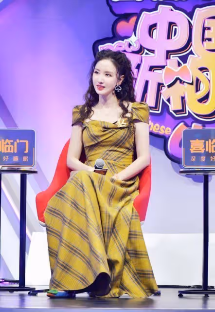 張萌毫無闊太架子,穿荷葉袖白裙甜美似小姑娘,阿姨輩還有漫畫腰