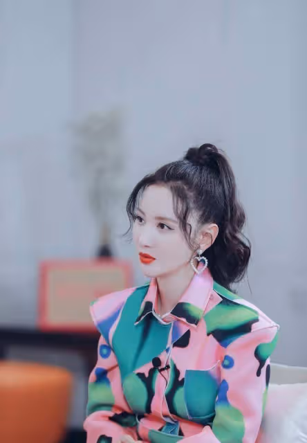 張萌毫無闊太架子,穿荷葉袖白裙甜美似小姑娘,阿姨輩還有漫畫腰