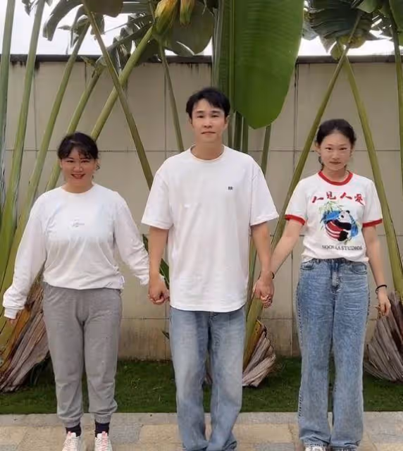 小瀋陽女兒長開了，穿T恤配闊腿褲挺甜美的，有小姑娘的清純勁兒