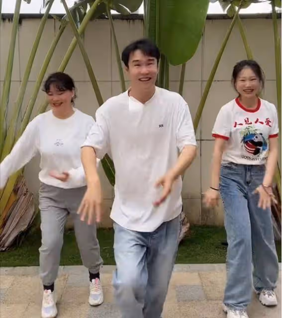 小瀋陽女兒長開了，穿T恤配闊腿褲挺甜美的，有小姑娘的清純勁兒