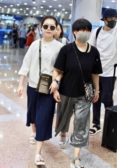 小瀋陽女兒長開了，穿T恤配闊腿褲挺甜美的，有小姑娘的清純勁兒