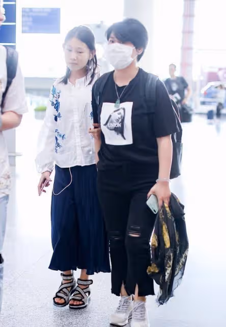 小瀋陽女兒長開了,穿T恤配闊腿褲挺甜美的,有小姑娘的清純勁兒