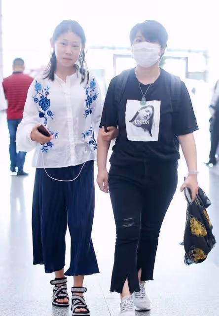 小瀋陽女兒長開了,穿T恤配闊腿褲挺甜美的,有小姑娘的清純勁兒
