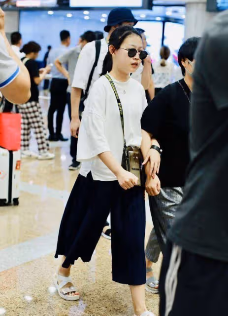 小瀋陽女兒長開了,穿T恤配闊腿褲挺甜美的,有小姑娘的清純勁兒