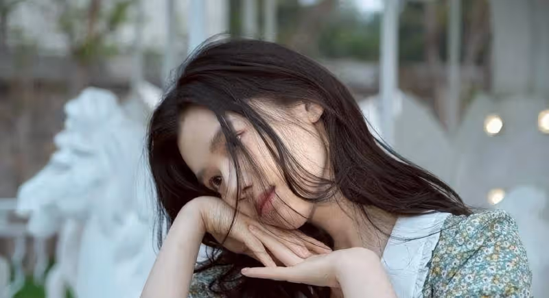 張婧儀的「野生髮型」挺時髦,穿綠色碎花長裙,甜美又可愛