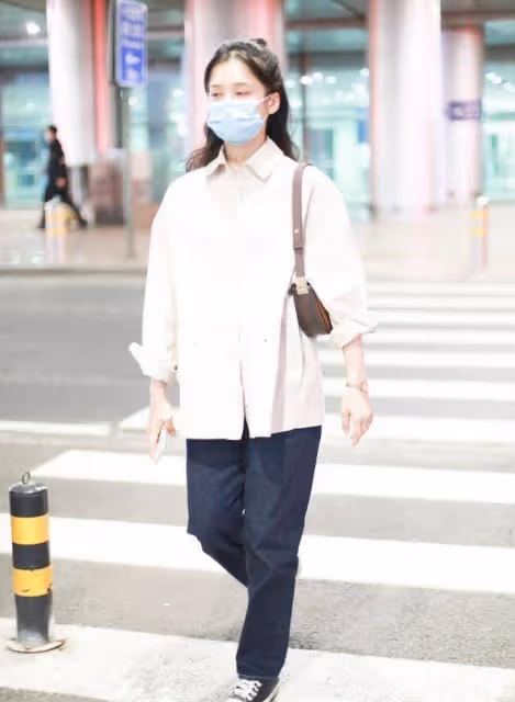 張婧儀的「野生髮型」挺時髦,穿綠色碎花長裙,甜美又可愛
