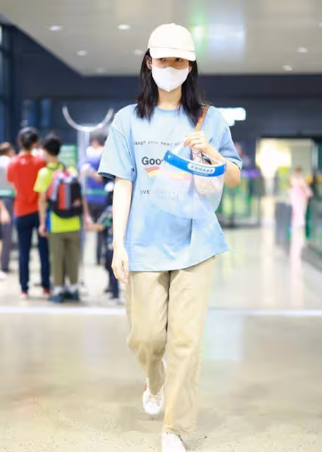 張婧儀的「野生髮型」挺時髦,穿綠色碎花長裙,甜美又可愛