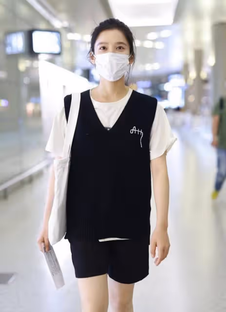 張婧儀的「野生髮型」挺時髦,穿綠色碎花長裙,甜美又可愛