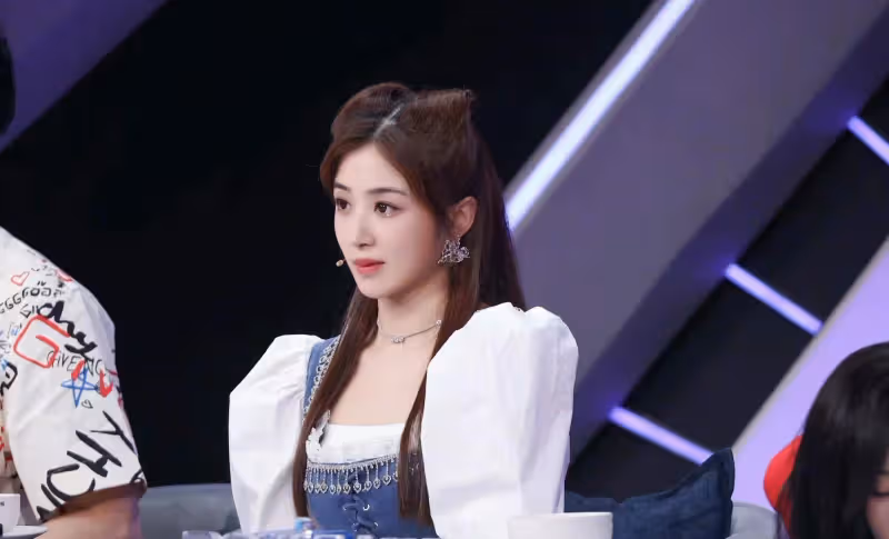 張含韻太適合甜美風，穿一條白色襯衫裙，美得清新又脫俗