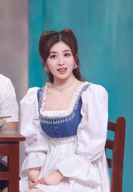 張含韻太適合甜美風，穿一條白色襯衫裙，美得清新又脫俗