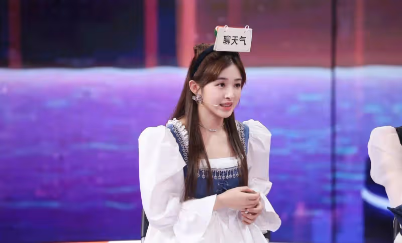 張含韻太適合甜美風，穿一條白色襯衫裙，美得清新又脫俗