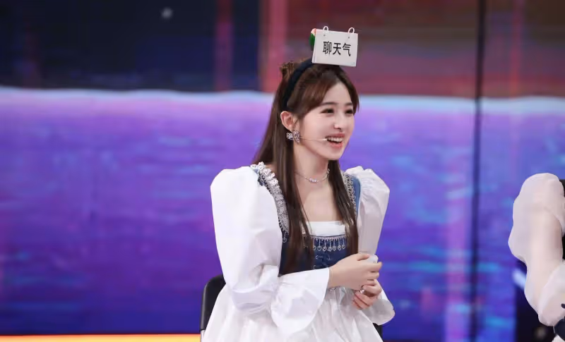 張含韻太適合甜美風，穿一條白色襯衫裙，美得清新又脫俗
