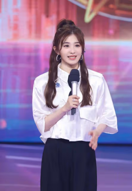 張含韻太適合甜美風,穿一條白色襯衫裙,美得清新又脫俗