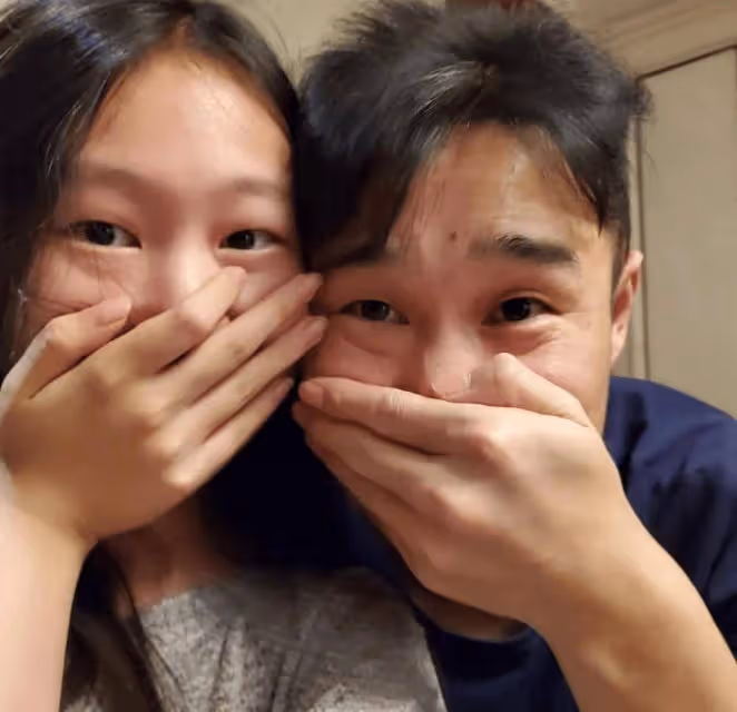 小瀋陽曬父女寫真!15歲女兒身高直追爸爸,容顏變化大有望成超模
