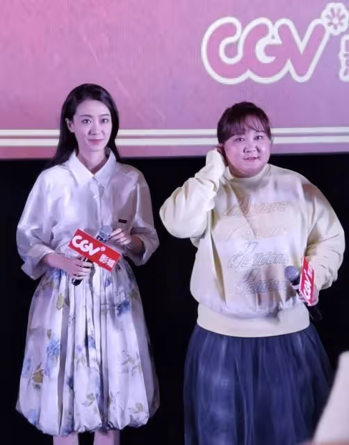 張小斐紅了後變得更美了,穿「花苞裙「甜美可人,氣場不輸賈玲