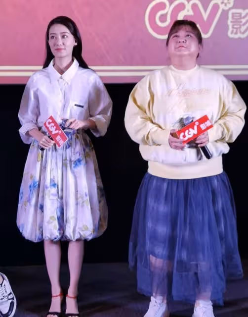 張小斐紅了後變得更美了,穿「花苞裙「甜美可人,氣場不輸賈玲