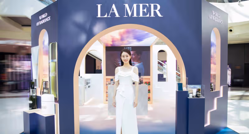 張小斐紅了後變得更美了,穿「花苞裙「甜美可人,氣場不輸賈玲