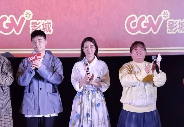 張小斐紅了後變得更美了,穿「花苞裙「甜美可人,氣場不輸賈玲