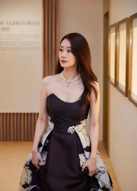 張小斐紅了後變得更美了,穿「花苞裙「甜美可人,氣場不輸賈玲