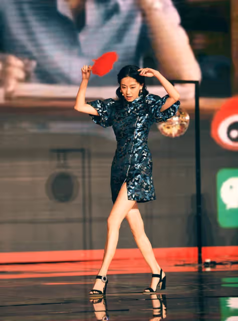 張小斐紅了後變得更美了,穿「花苞裙「甜美可人,氣場不輸賈玲