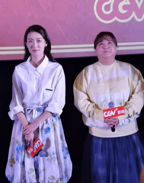 張小斐紅了後變得更美了,穿「花苞裙「甜美可人,氣場不輸賈玲