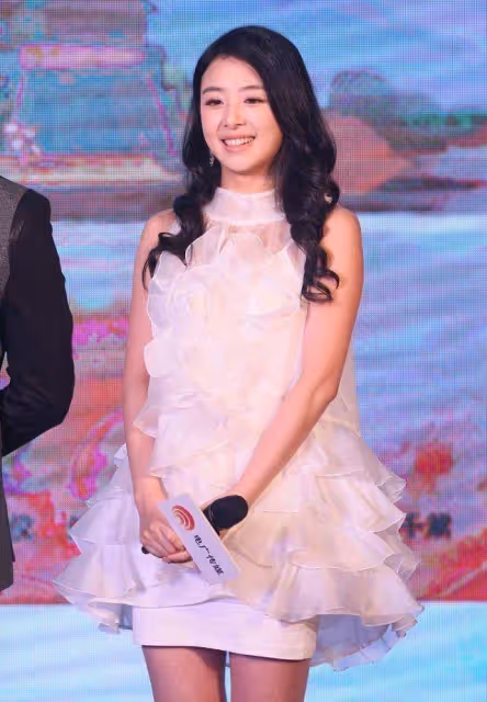 張含韻穿「黃黑」紗裙沒有踩雷,長相甜美好駕馭,就是有點顯黑
