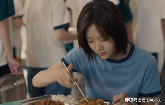 《追光的日子》12元食堂飯,在智慧型手機都沒普及的年代,貴得離譜了