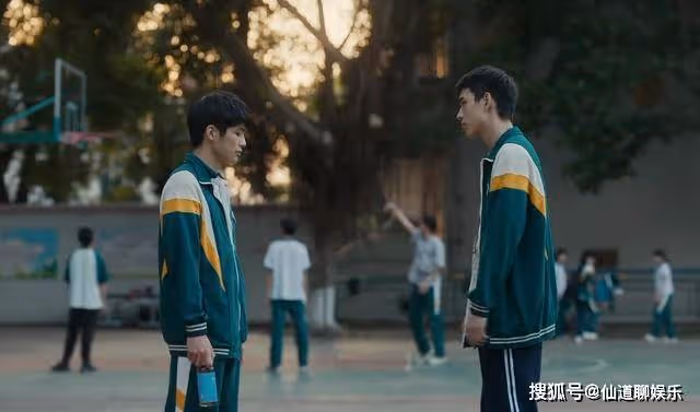 《追光的日子》賈坤的破洞襪,王放的大別墅,諷刺了貧與富的差距