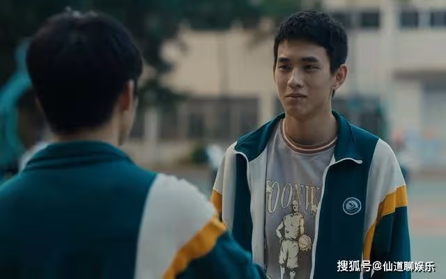 《追光的日子》賈坤的破洞襪,王放的大別墅,諷刺了貧與富的差距