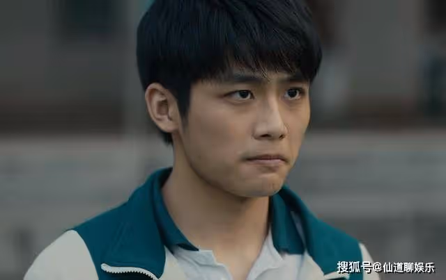 《追光的日子》賈坤的破洞襪,王放的大別墅,諷刺了貧與富的差距