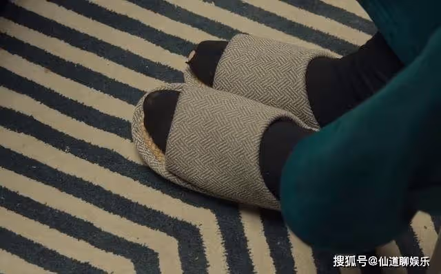 《追光的日子》賈坤的破洞襪,王放的大別墅,諷刺了貧與富的差距