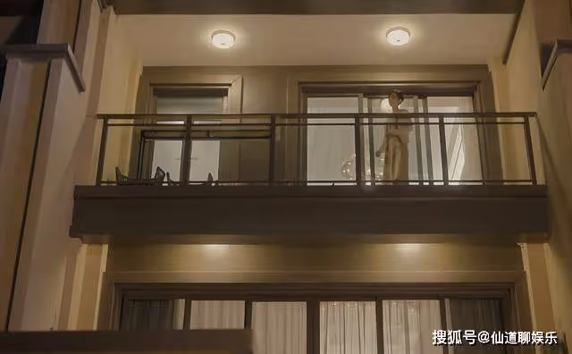 《追光的日子》賈坤的破洞襪,王放的大別墅,諷刺了貧與富的差距
