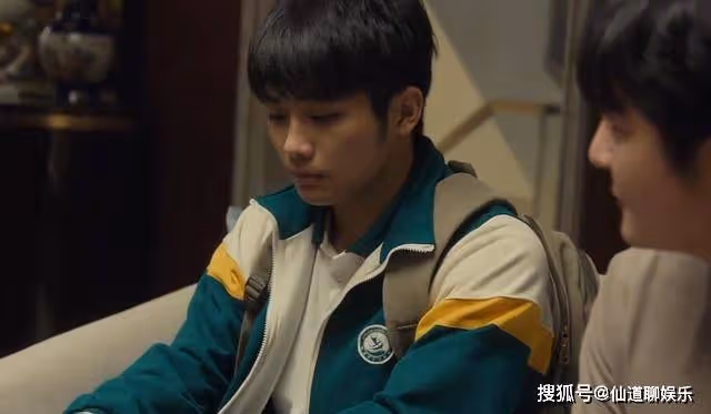 《追光的日子》賈坤的破洞襪,王放的大別墅,諷刺了貧與富的差距
