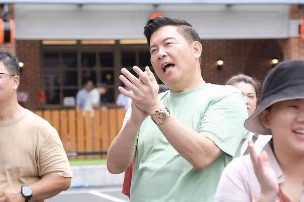 大咖主持人1通簡訊救了他!9年前暖舉曝…街頭藝人淚謝救命繩