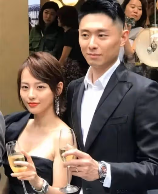 7月10日,買超被曝大瓜!同時和兩個身材火辣穿著清涼的美女約會