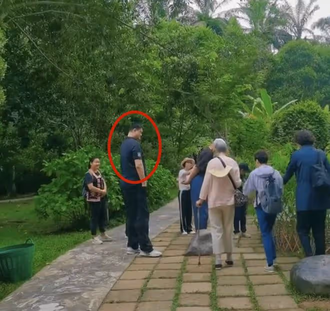 姚明:帶一家五口現身雲南植物園,可謂是家庭集體出遊,比較少見