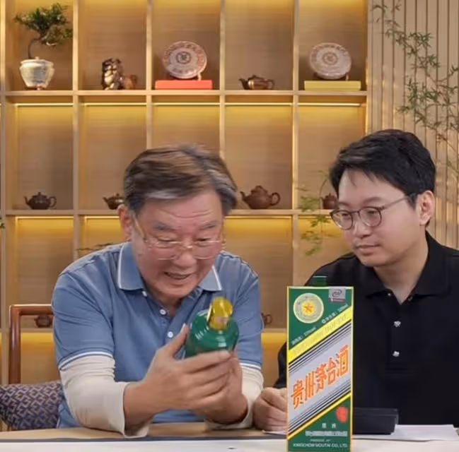 李立群:直播賣酒比商家還會講,聞下香氣,立刻裝出想品嘗的樣子