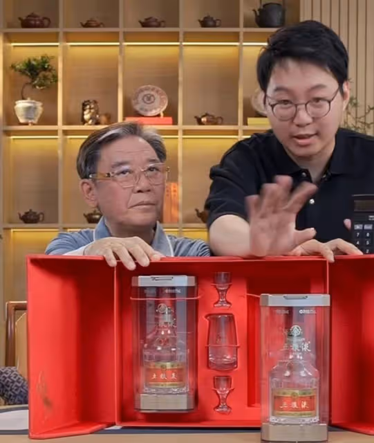 李立群:直播賣酒比商家還會講,聞下香氣,立刻裝出想品嘗的樣子