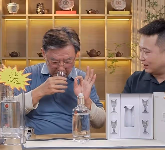 李立群:直播賣酒比商家還會講,聞下香氣,立刻裝出想品嘗的樣子