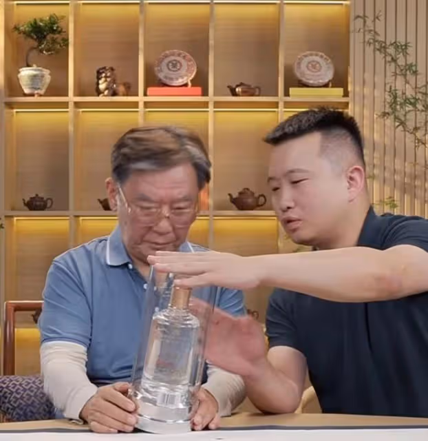 李立群:直播賣酒比商家還會講,聞下香氣,立刻裝出想品嘗的樣子