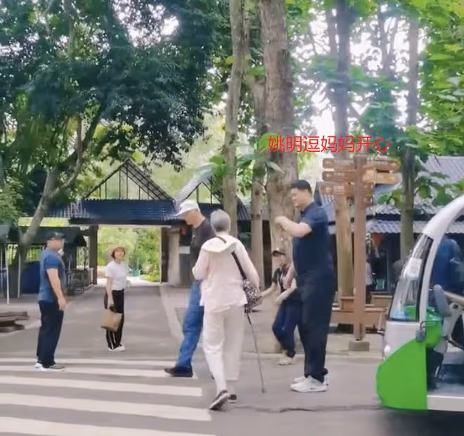 42歲姚明帶全家出遊,父母年過古稀身高2米,一家五口像群小巨人