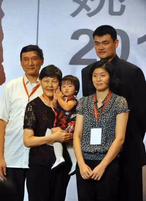 42歲姚明帶全家出遊,父母年過古稀身高2米,一家五口像群小巨人