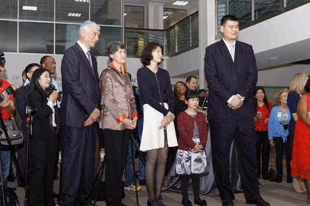 42歲姚明帶全家出遊,父母年過古稀身高2米,一家五口像群小巨人
