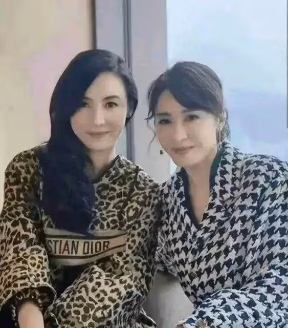 當42歲張柏芝跟51歲黎姿站在一起,我才徹底明白誰是香港第一美女