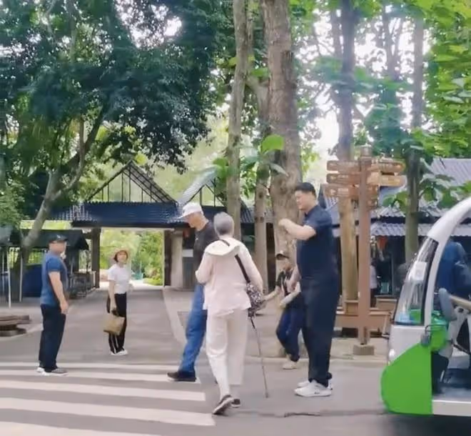 姚明帶全家西雙版納旅遊!不帶保鏢接地氣,住3200元酒店引熱議