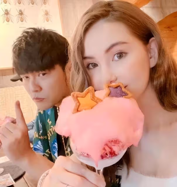 周杰倫老婆曬近照,昆凌穿泳裝秀美背,蜂腰翹臀不像三娃辣媽