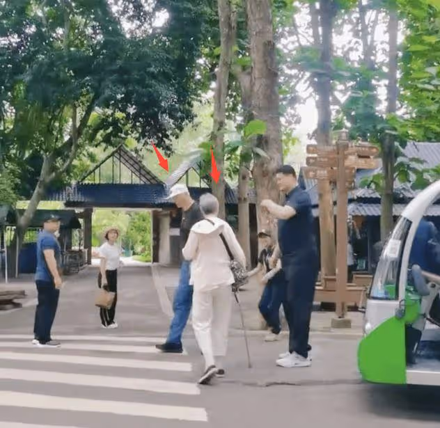 姚明一家現身雲南旅遊，13歲姚沁蕾身高超媽媽，住千元酒店好闊氣
