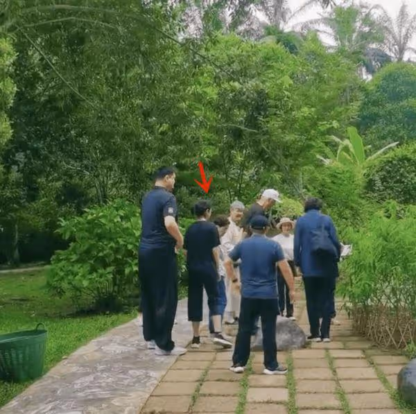 姚明一家現身雲南旅遊，13歲姚沁蕾身高超媽媽，住千元酒店好闊氣