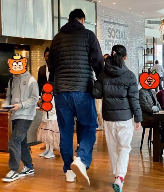 姚明一家現身雲南旅遊，13歲姚沁蕾身高超媽媽，住千元酒店好闊氣